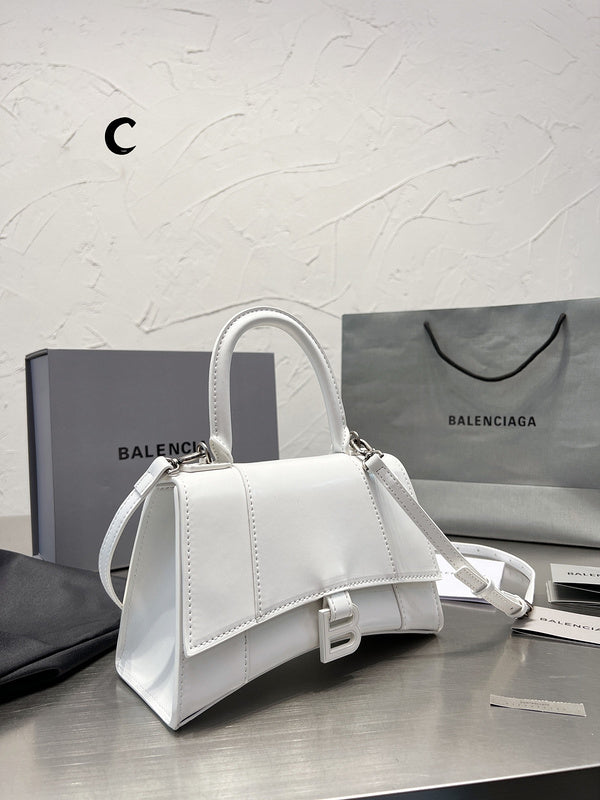 Ziva's Charm handbag – product shot (one versatile size)