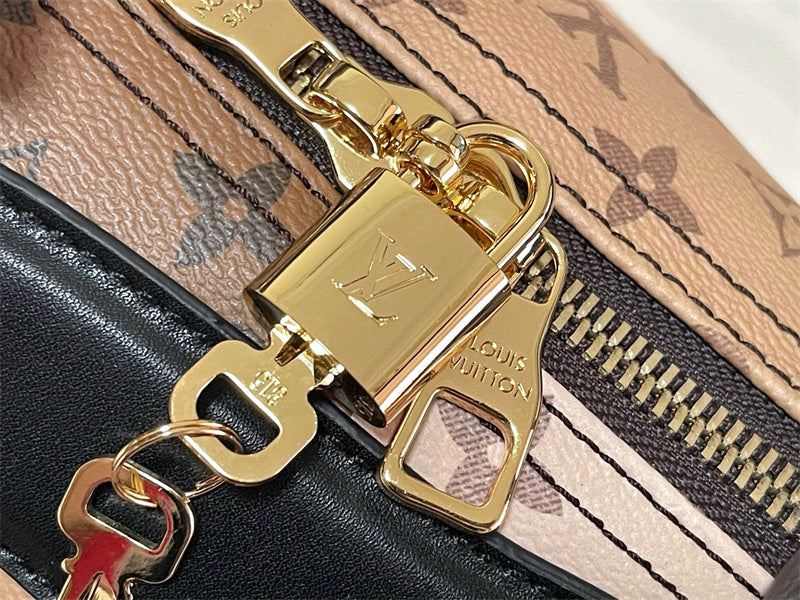  shoulder bag interior and compartment view 9