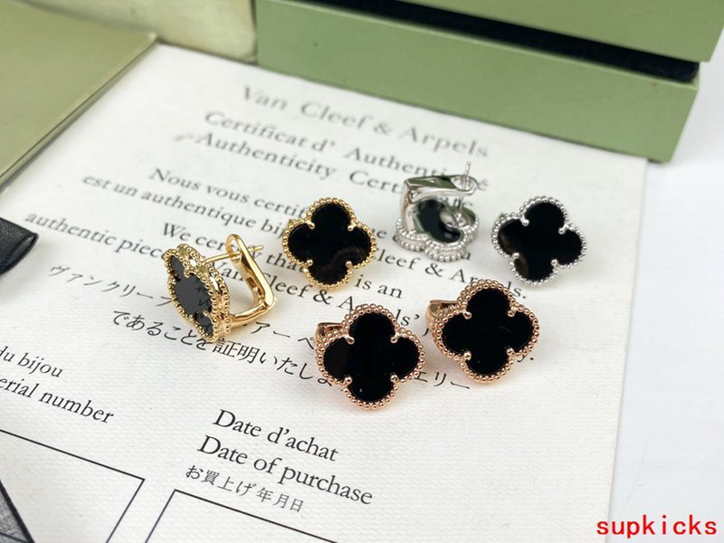 Close-up detail view of Van Cleef & Arpels unisex jewelry piece
