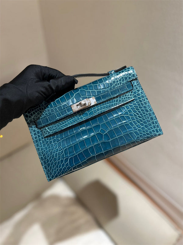  Sophisticated carryall bag front view