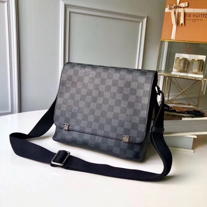 Side profile of polished premium women's handbag – women's luxury accessory