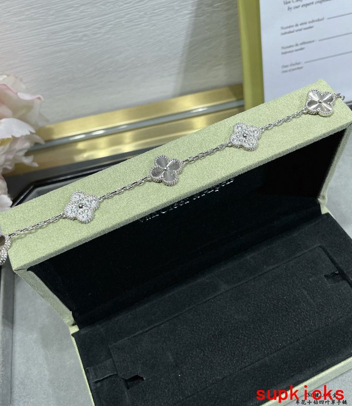 Angled view of Van Cleef & Arpels unisex jewelry piece