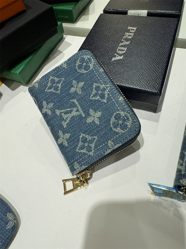  crossbody bag close-up of hardware and finish