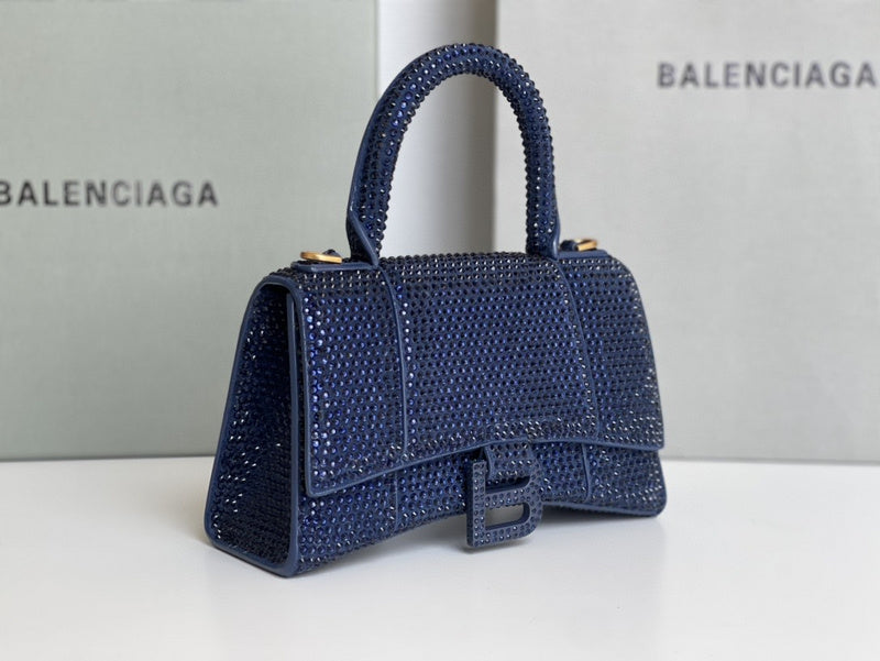Zivas Charm Streamlined Design Statement Handbag (Everyday Luxury Essential) – Styled Look