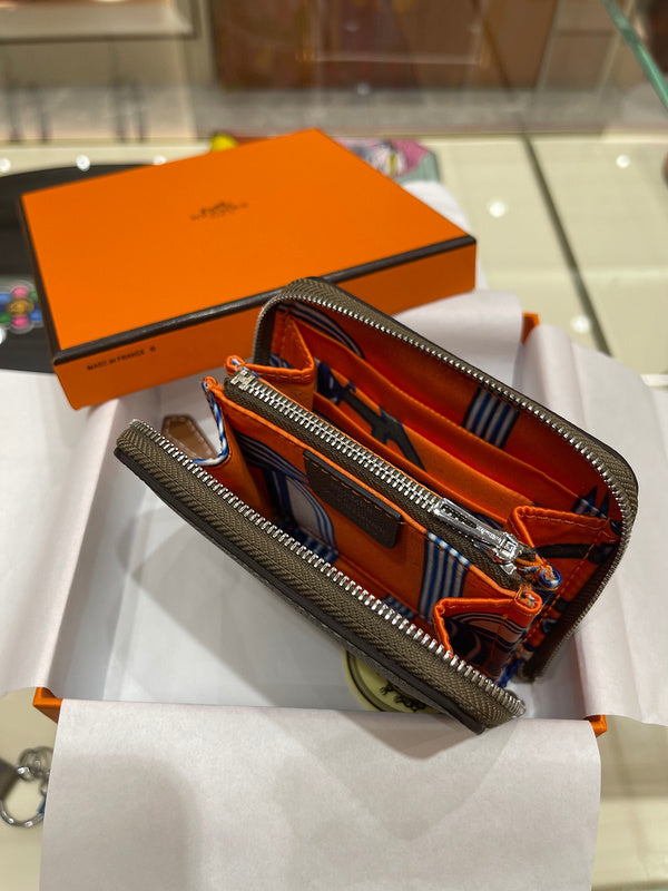 Side view of fluid structured handbag