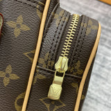  Tailored shoulder bag front view 7