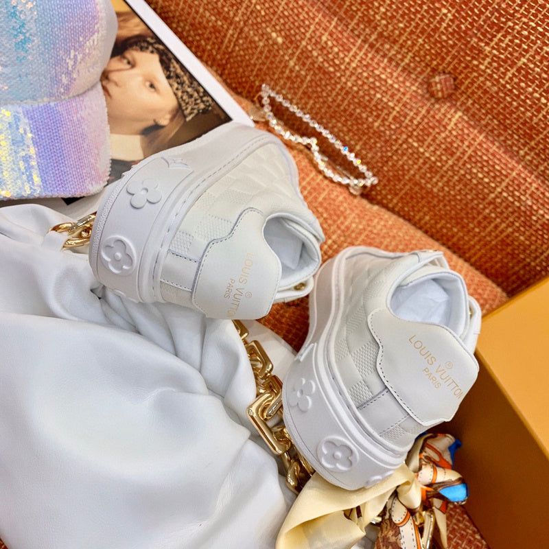 Texture and finish detail of Louis Vuitton luxury piece style No.044