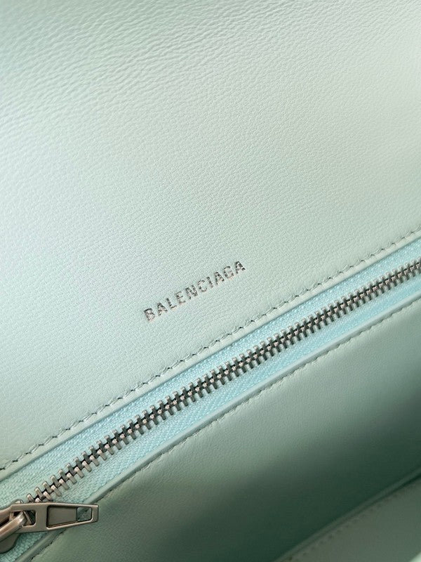 Zivas Charm Versatile Design Statement Handbag (Modern Wardrobe Staple) – Detail View