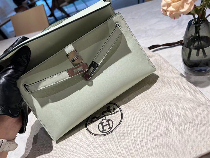  essential carryall bag detail view showing craftsmanship