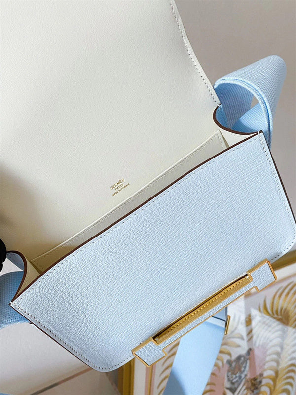  streamlined carryall bag styled with outfit 12