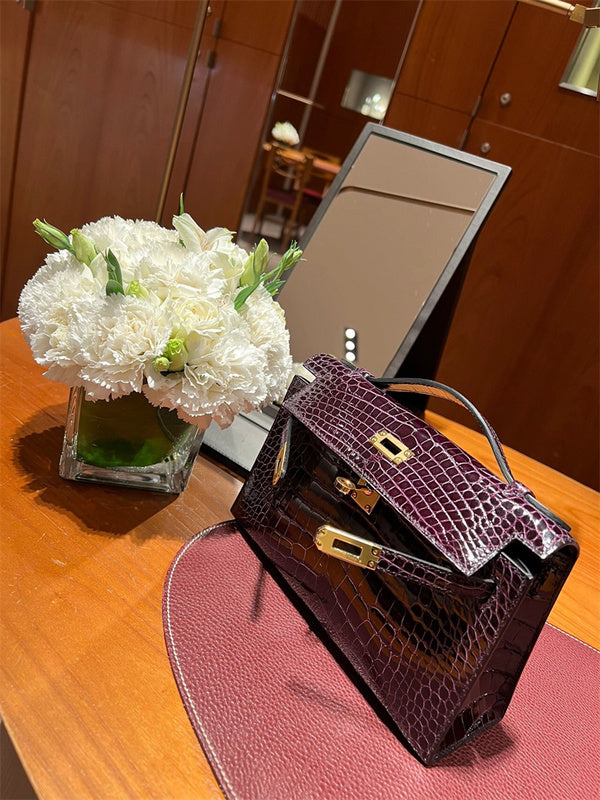  Refined shoulder bag carried on shoulder 34