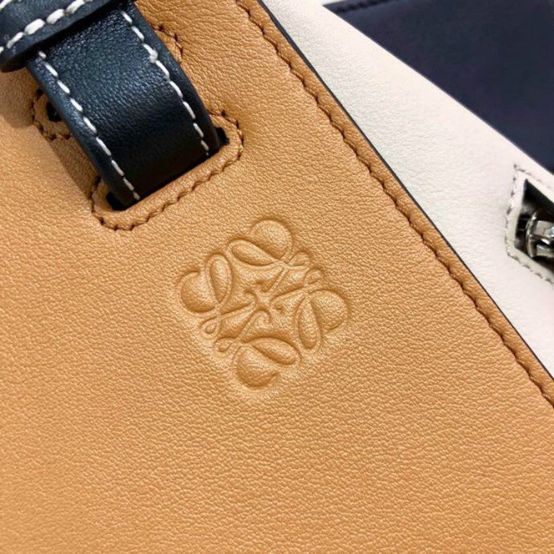 Ziva's Charm handbag – close-up view (29cm*26cm*14cm)