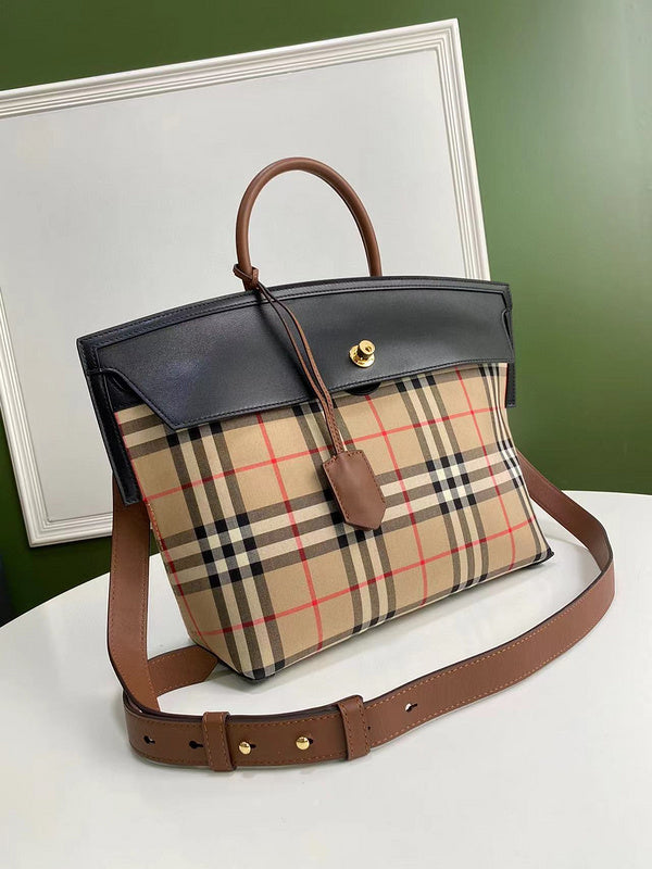 Ziva's Charm handbag – close-up view (one versatile size)