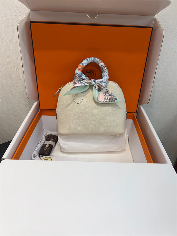  Sleek everyday bag front view