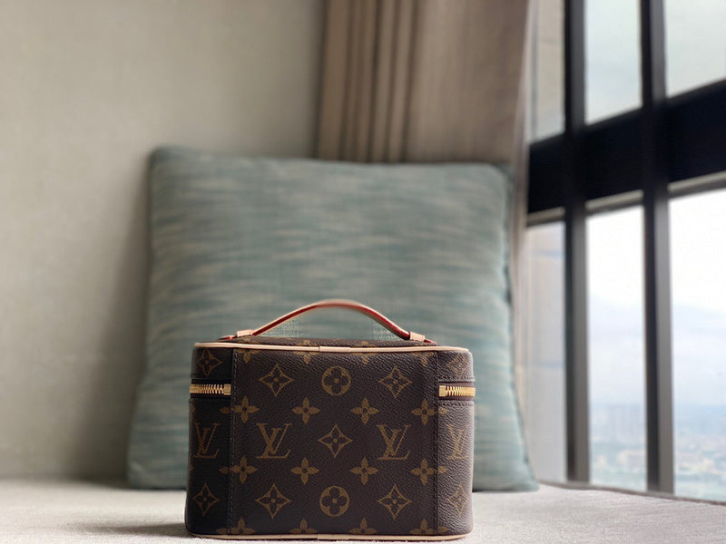 top-handle bag interior and compartment view