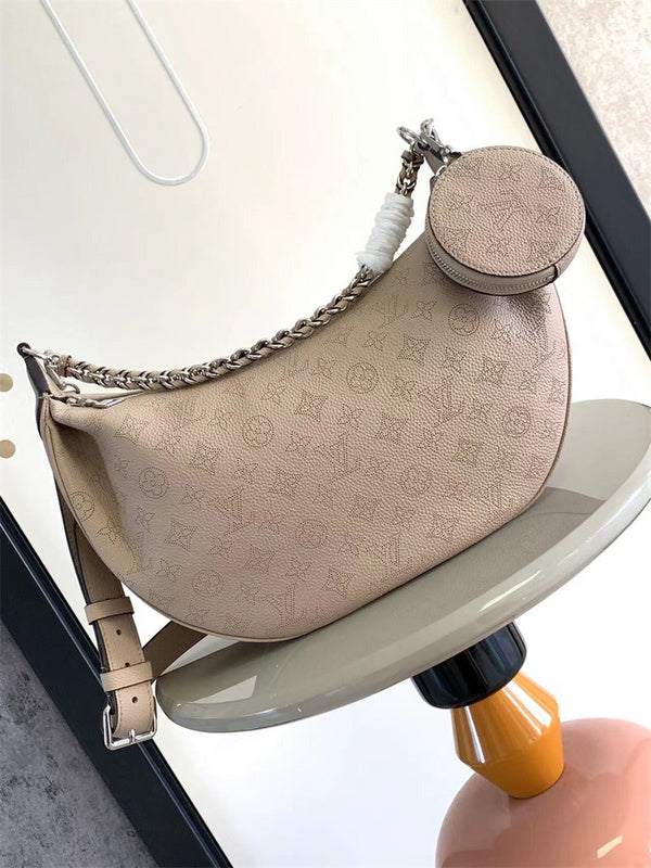  signature everyday bag detail view showing craftsmanship