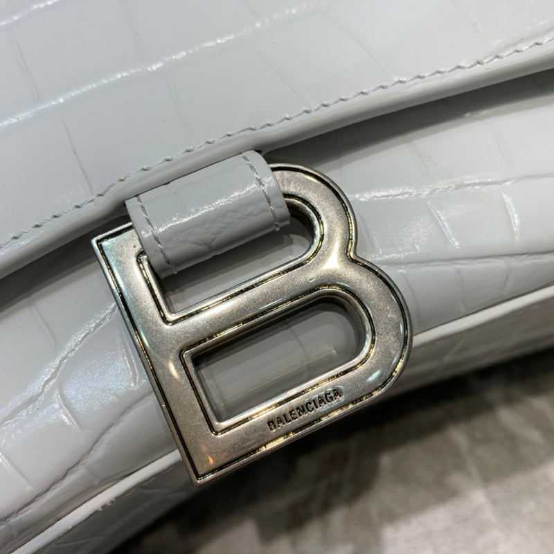 Structured Faux Leather Handbag - Smooth Faux-Leather Exterior | Women's Luxury Handbag #621 - hardware and detail close-up (image 5) of designer-inspired handbag
