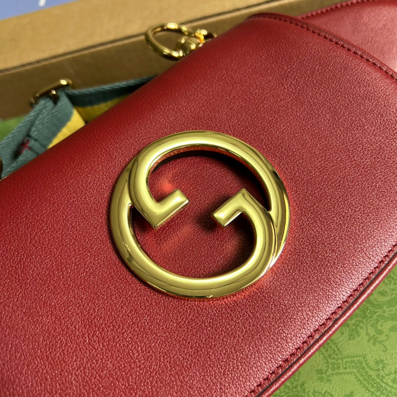 Handle and strap detail of modern structured women's handbag – women's everyday handbag
