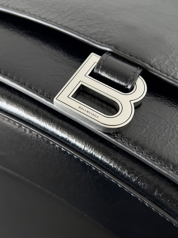 Zivas Charm Elevated Essentials Fashion Handbag (Contemporary Shape Language) – Close-Up Detail