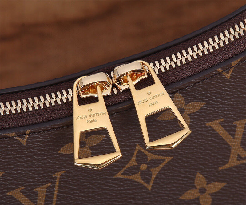  shoulder bag close-up of hardware and finish