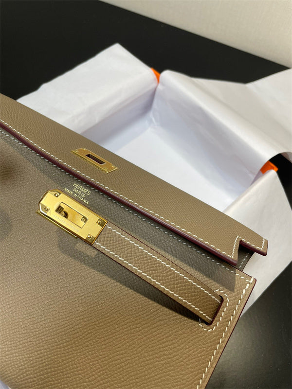  clean-lined carryall bag detail view showing craftsmanship 26