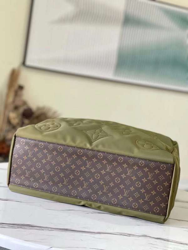 Styled lifestyle shot of polished modern women's handbag – women's everyday handbag