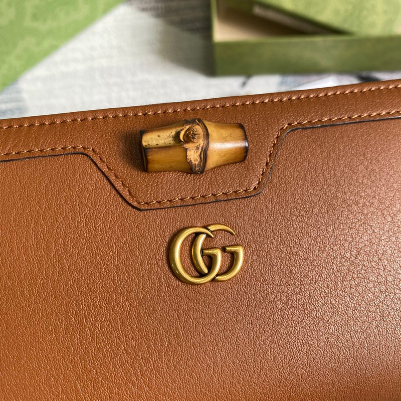 Handle and strap detail of everyday-luxe modern women's handbag – women's statement bag