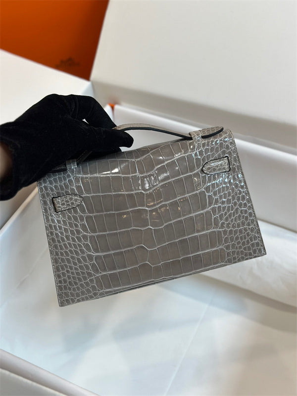 smart carryall bag detail view showing craftsmanship