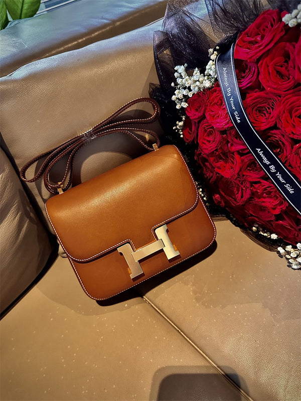  Clean-Lined handbag carried on shoulder