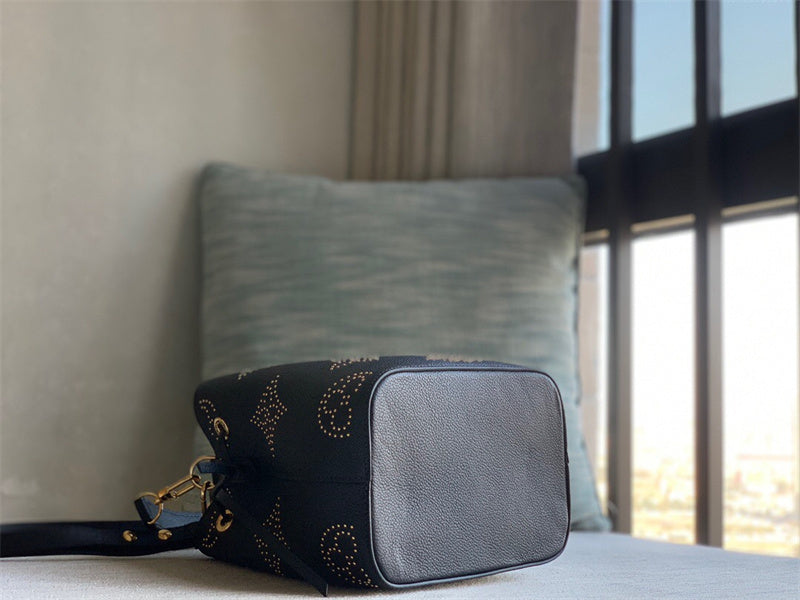  Minimalist shopper bag carried on shoulder 10