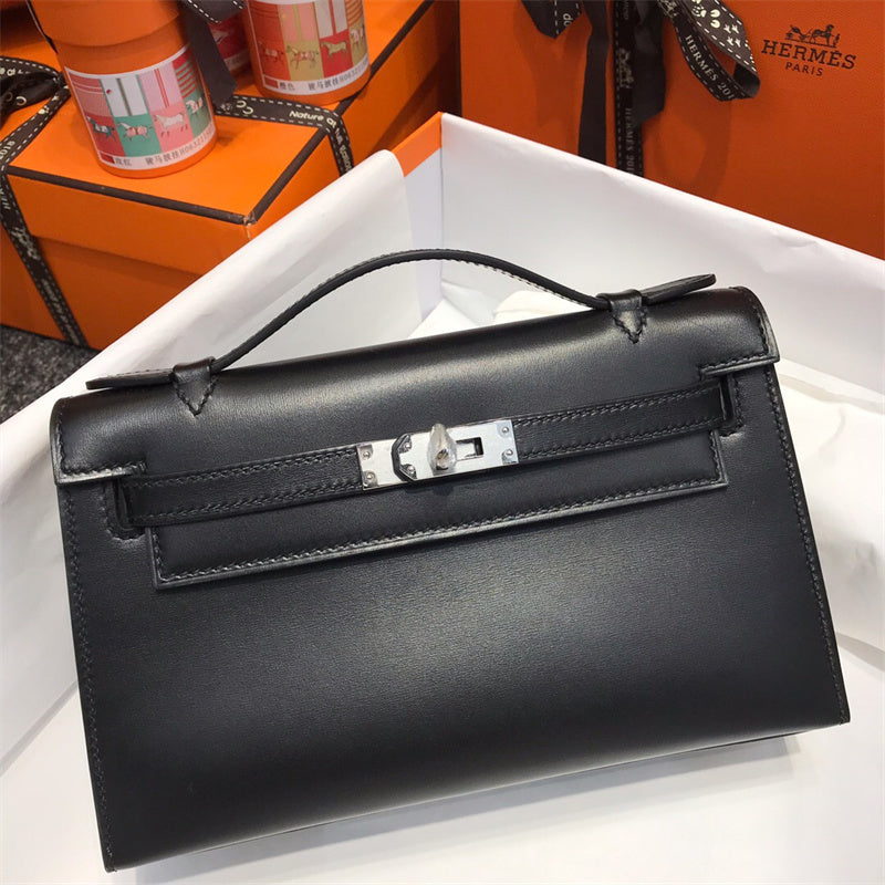  Versatile carryall bag carried on shoulder