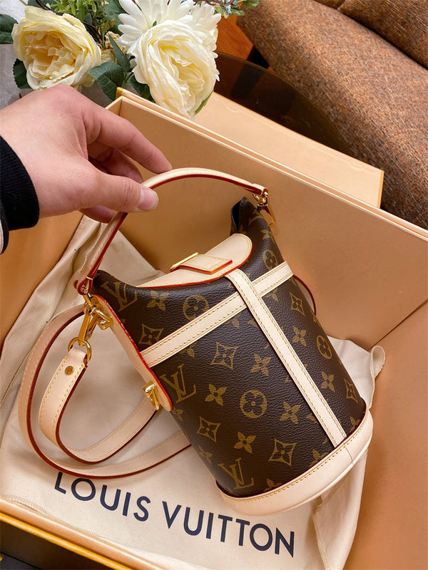  tote bag interior and compartment view