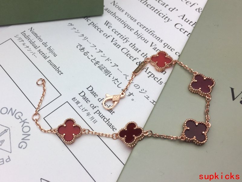 Front view of Van Cleef & Arpels unisex jewelry piece