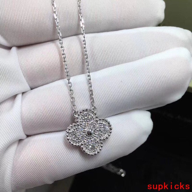 Front view of Van Cleef & Arpels unisex jewelry piece