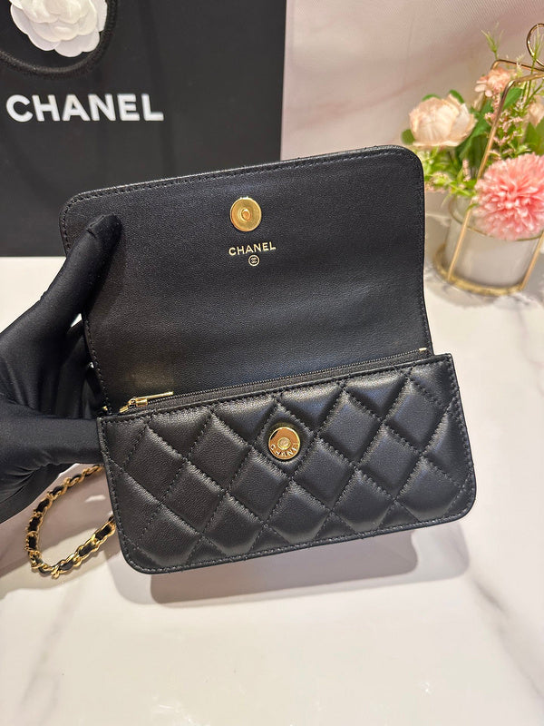 Ziva's Charm handbag – close-up view (one versatile size)