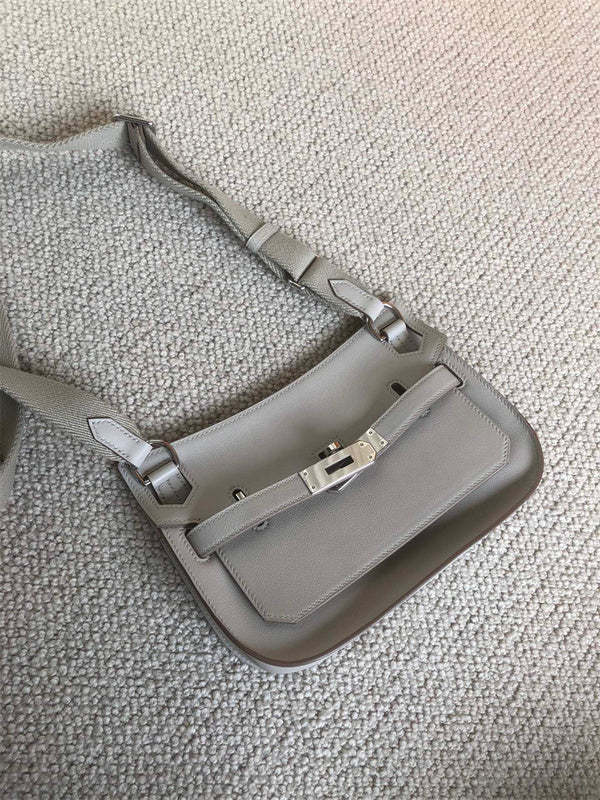  Sleek carryall bag front view 13