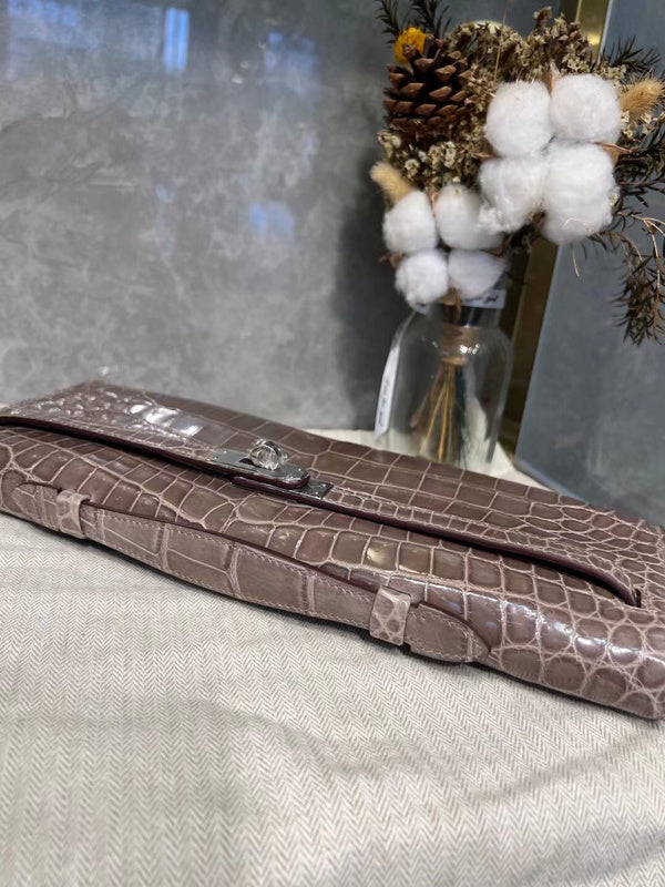 Side view of fluid structured handbag
