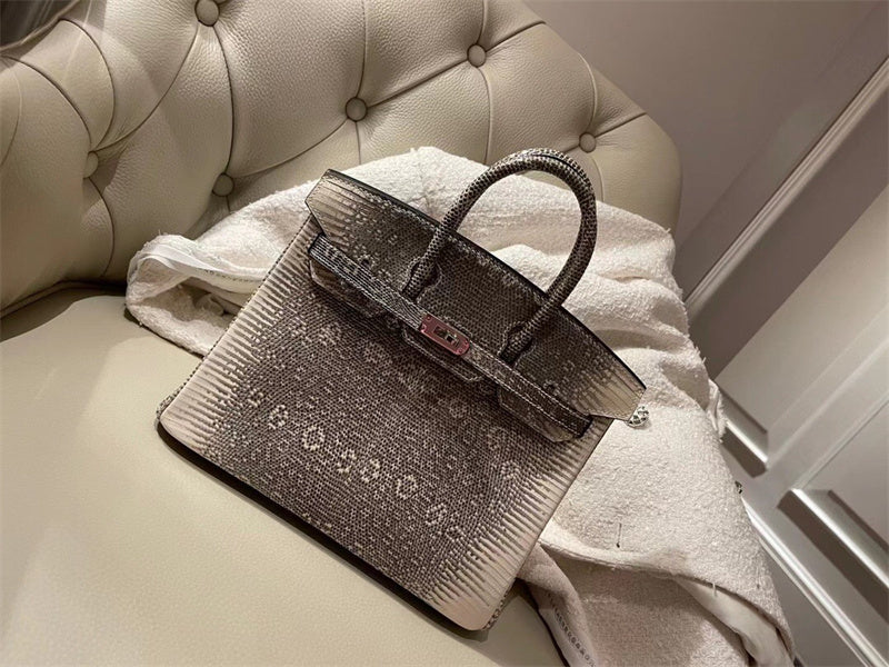  Effortless tote bag carried on shoulder