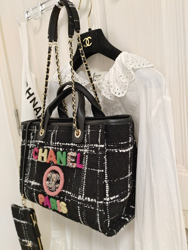 Zivas Charm Timeless Appeal Designer Handbag (Everyday Luxury Essential) – Detail View