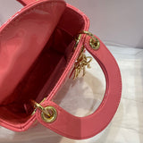 Handle and strap detail of everyday-luxe elevated women's handbag – women's everyday handbag