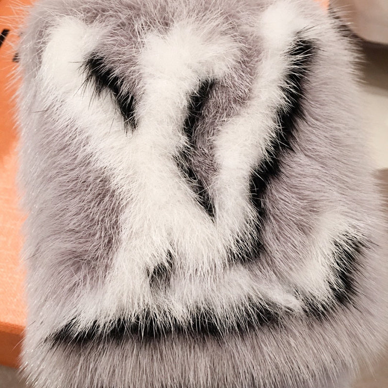 Full silhouette view of Louis Vuitton luxury piece style No.033