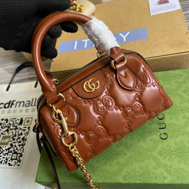 Handle and strap detail of modern refined women's handbag – women's designer-style accessory