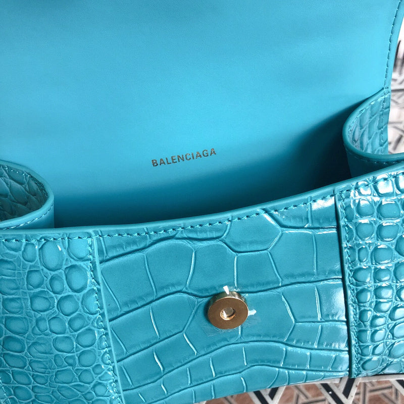 Side profile of structured polished women's handbag – women's luxury accessory