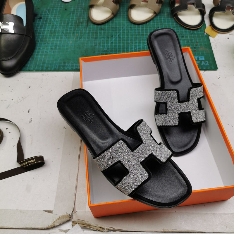 Hermes sandals Style 140 - close-up of statement logo accent