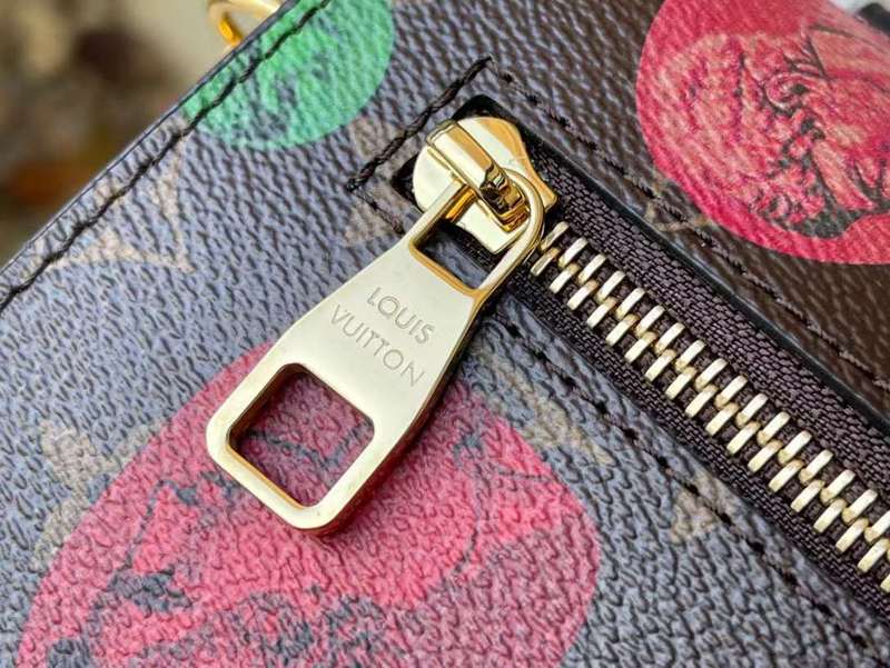 Handle and strap detail of structured chic women's handbag – women's luxury accessory