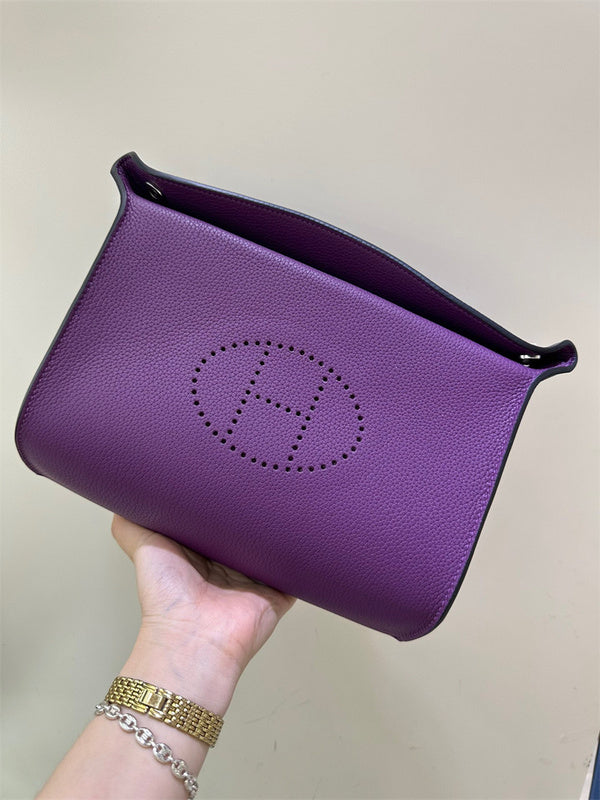  Statement tote bag carried on shoulder