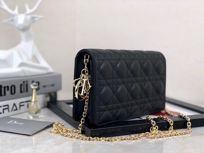 Handle and strap detail of signature structured women's handbag – women's everyday handbag