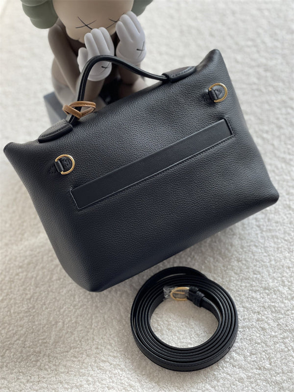  everyday bag interior and compartment view