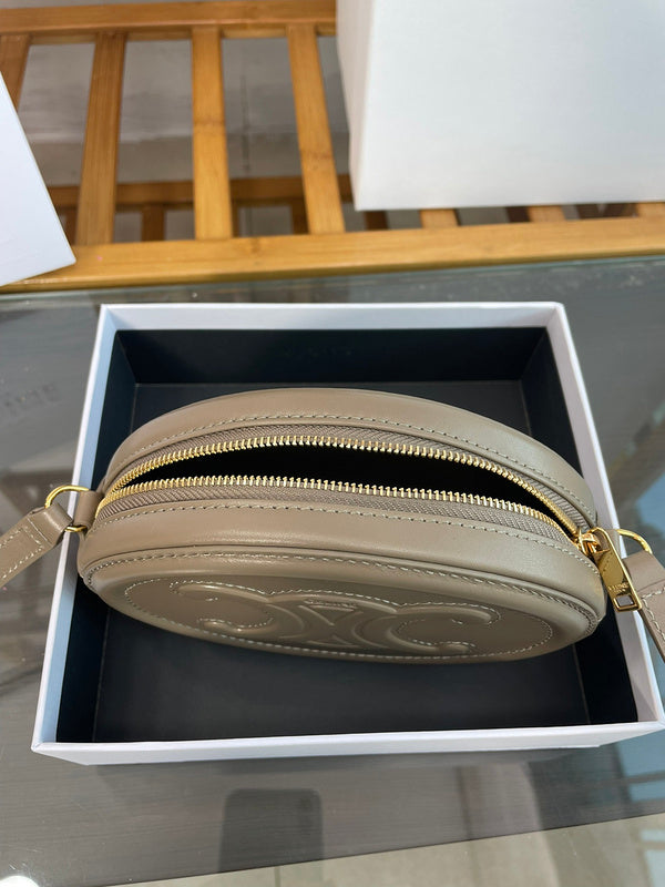 Handle and strap detail of polished modern women's handbag – women's everyday handbag