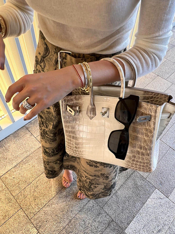 Streamlined handbag styled for everyday wear